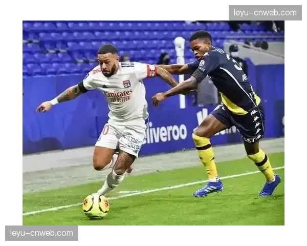 里昂2-1逆转梅斯，制胜球源于第88分钟对方后卫在压迫下仓促解围踢呲